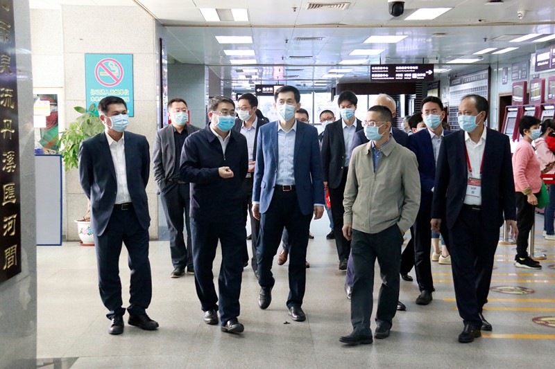 王伟校长一行到海南省中医院调研