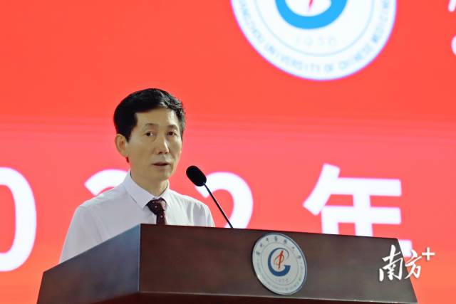 广州中医药大学校长王伟开学致辞。