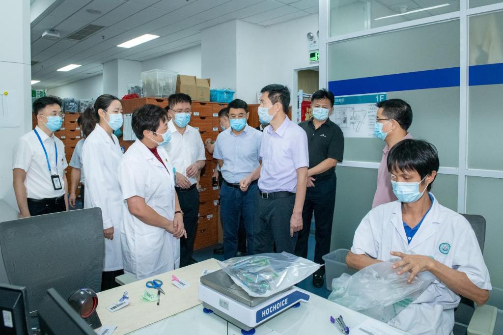 王伟校长带队到第六临床医学院调研指导