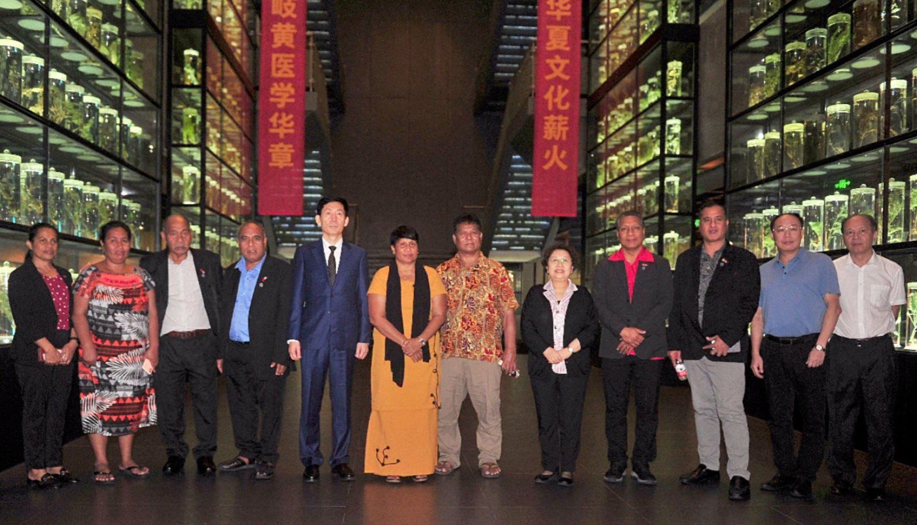 基里巴斯共和国议长坦加丽基·里特及代表团一行来广州中医药大学访问