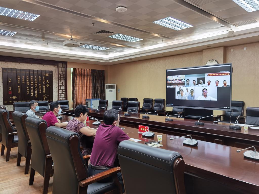 学校党委“七一”前夕慰问外派干部